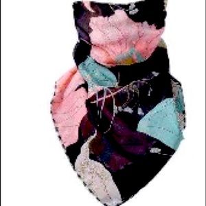 Face covering/ scarf.